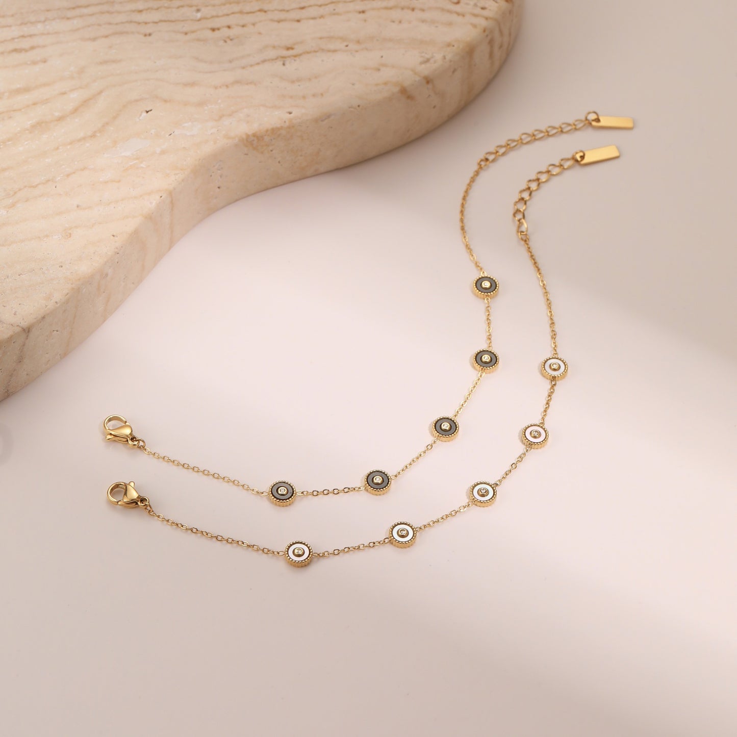 Bracciale elegante geometrico in acciaio inossidabile con madreperla e placcatura in oro 18 carati da donna
