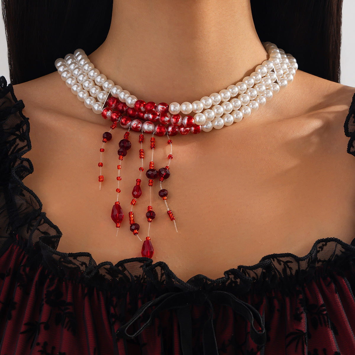 Collana vintage gotica multistrato con perle e nappe, ciondolo con strass e finitura placcata, da donna