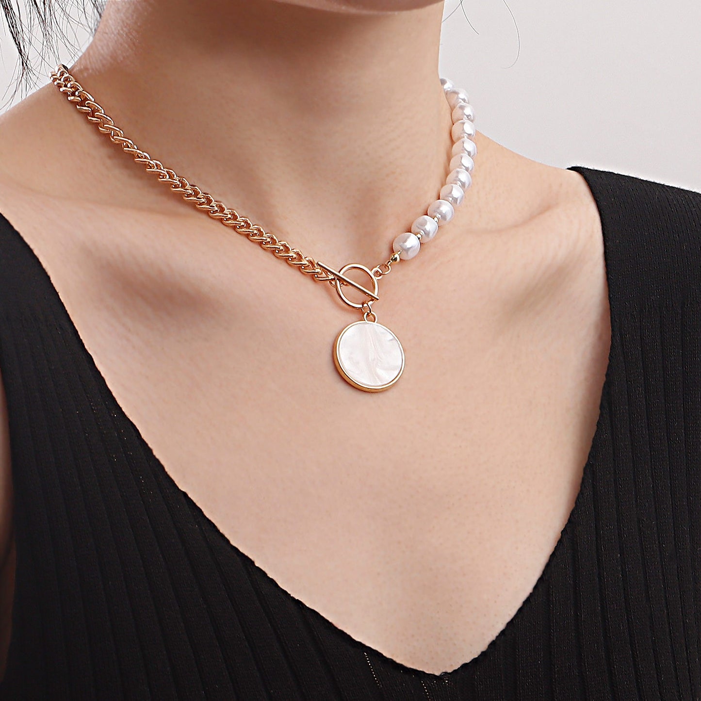 Collana con Pendente Geometrico Minimalista in Lega con Effetto Madreperla e Finitura Placcata, Catena Ritorta da Donna