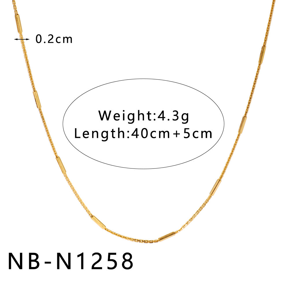 Collana con pendente geometrico minimalista da donna con design a intaglio, catena in acciaio inossidabile e finitura placcata sottovuoto in oro 18 carati