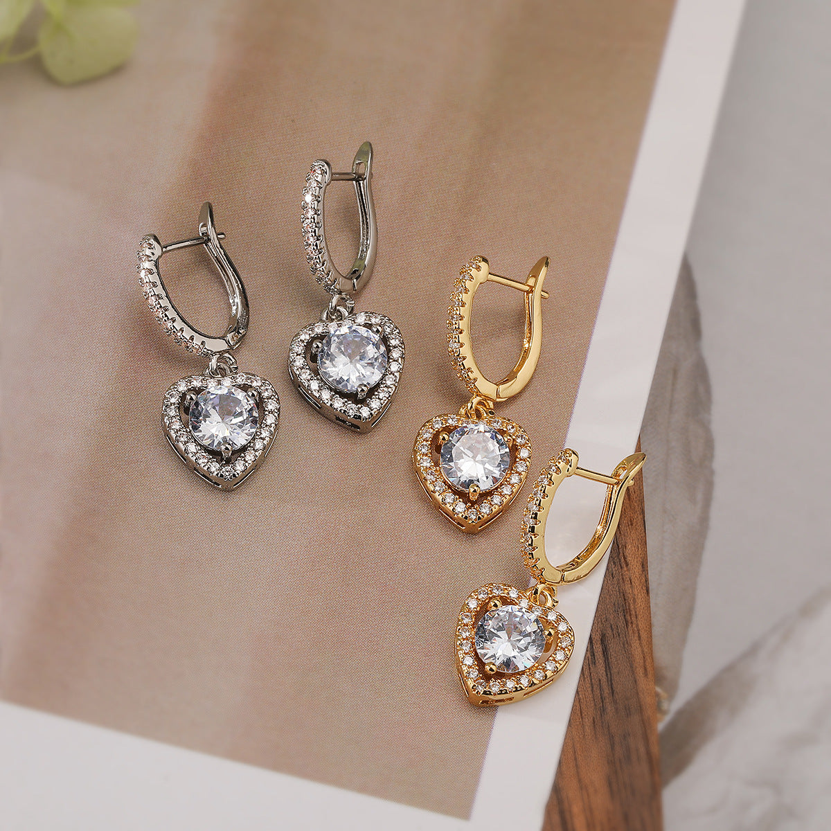Orecchini Minimalisti in Rame Placcato Oro con Zirconi a Forma di Cuore e Design Geometrico da Donna