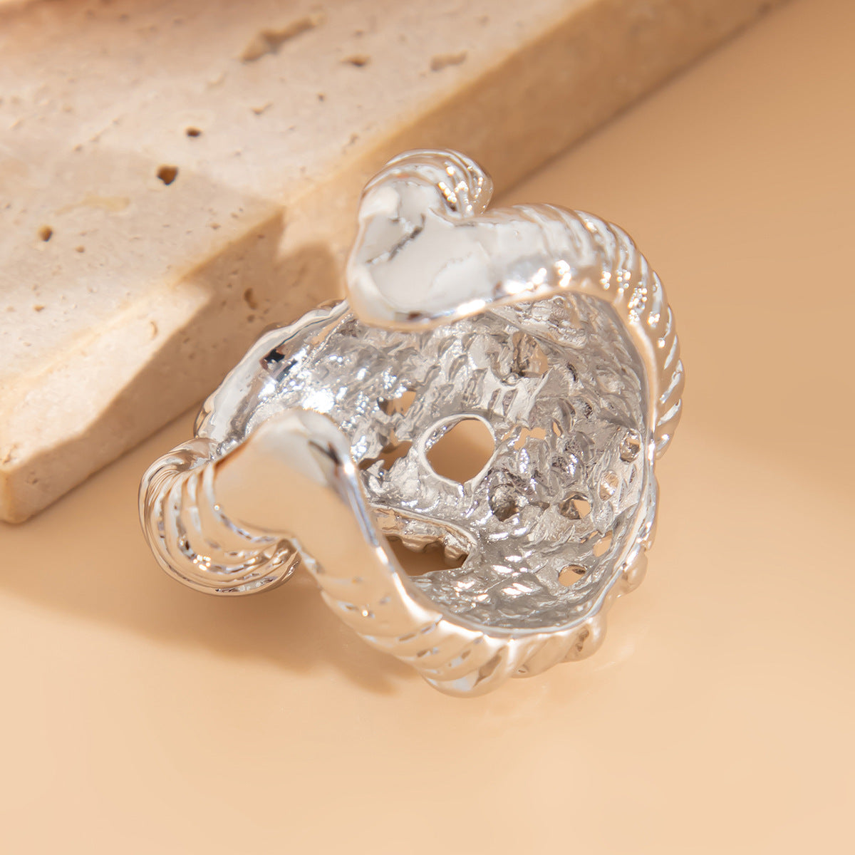 Anillo minimalista asimétrico con forma de hoja de aleación con superficie texturizada y diseño de banda abierta para mujer