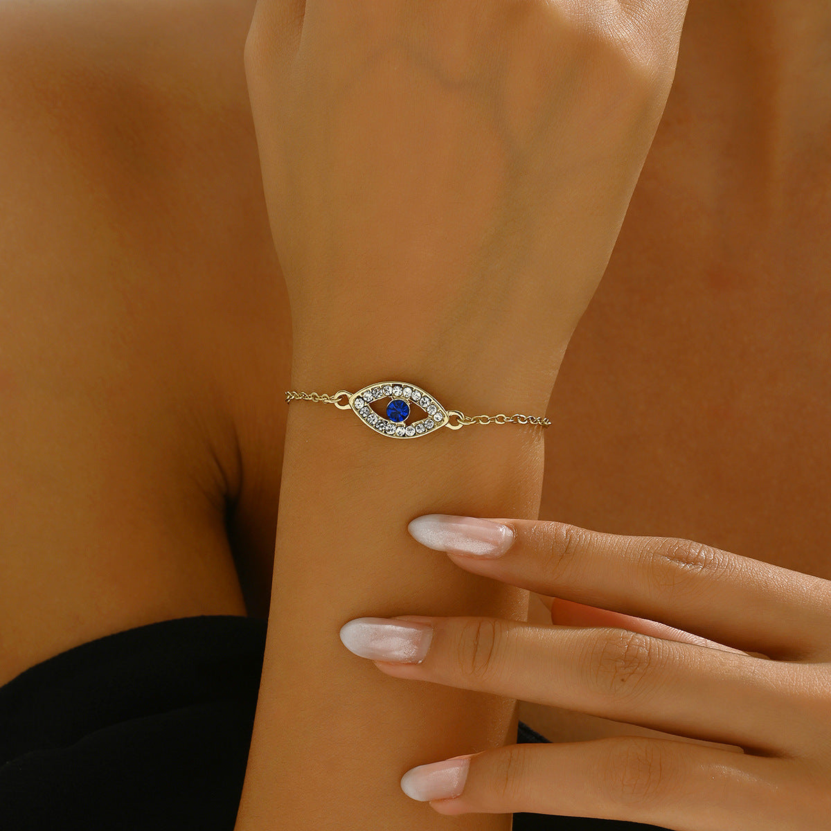 Fashionable Geometric Evil Eye Bracelet for Women with Blue Rhinestone Inlay in Zinc Alloy for Elegant Everyday Wear