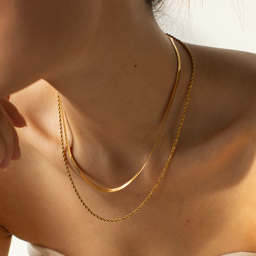 Collana con Pendente Geometrico Minimalista in Acciaio al Titanio con Finitura Placcata da Donna, Catena a Strati Regolabile in Acciaio Inossidabile