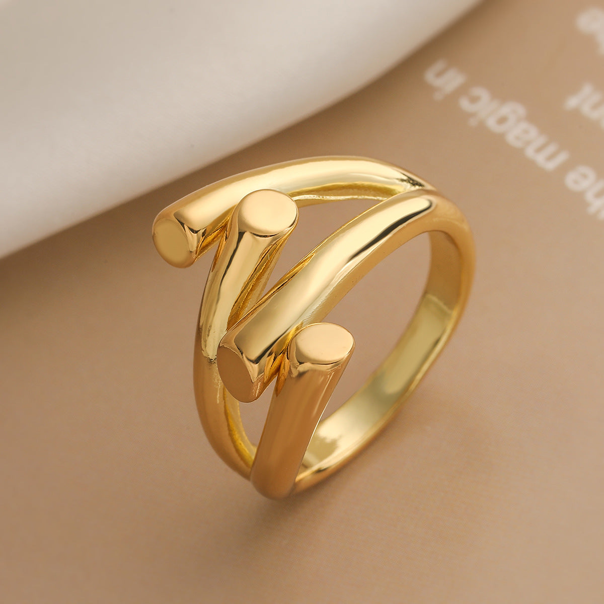 Anello in rame da donna geometrico irregolare minimalista con finitura placcata