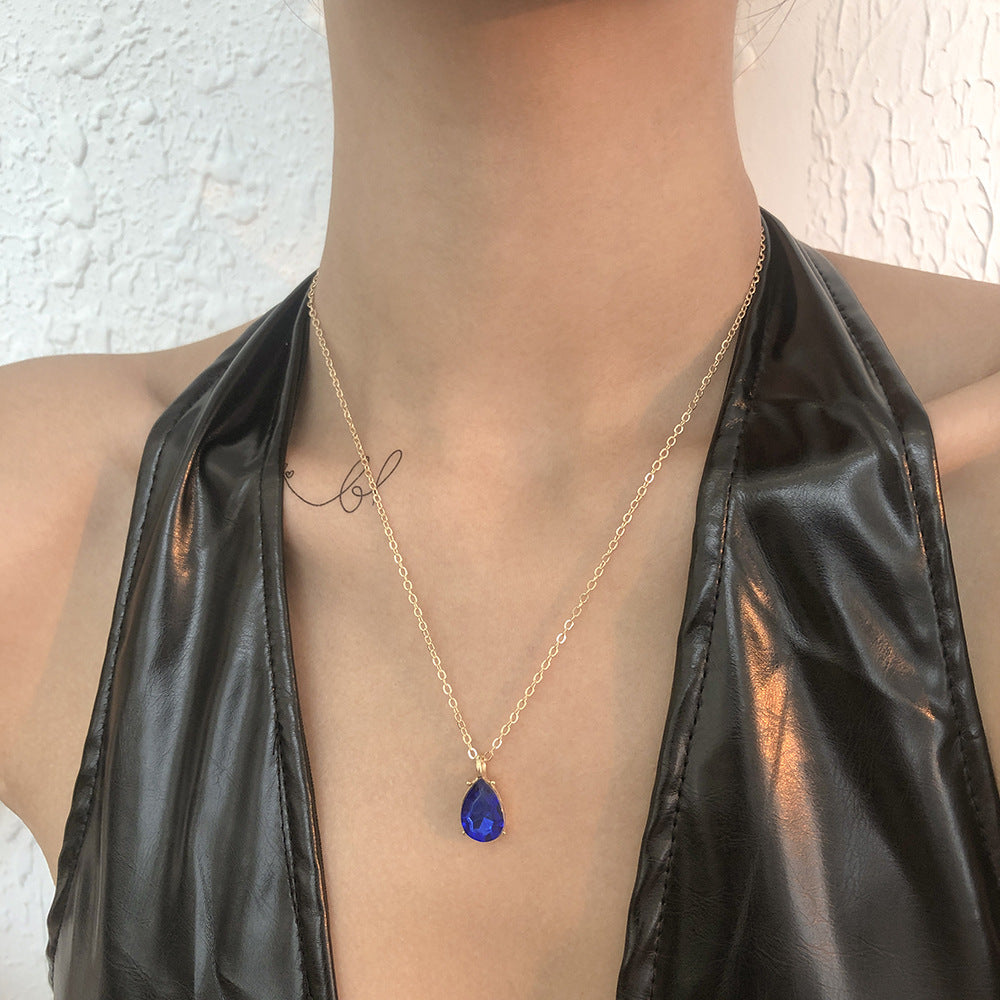 Collar con colgante minimalista geométrico en forma de gota de agua para mujer, cadena de aleación con detalles de pedrería