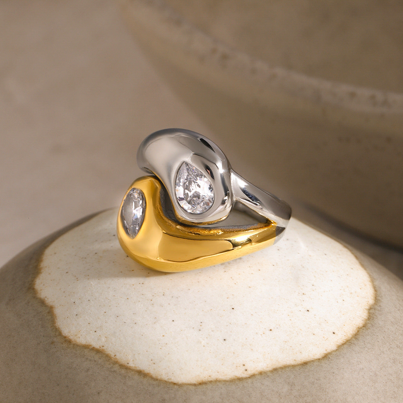 Anillo de acero inoxidable geométrico de inspiración vintage con acabado chapado para mujer
