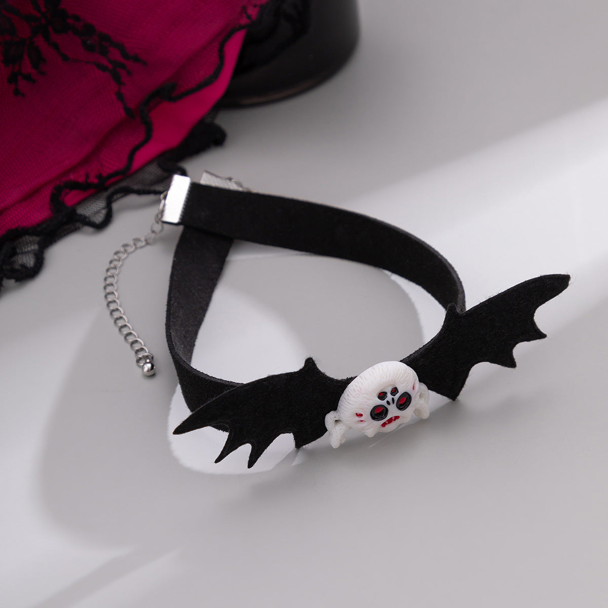 Collana girocollo a mezzaluna in stile gotico con motivi di zucca e fantasmi per donna, ciondolo in resina fatto a mano su catena di velluto