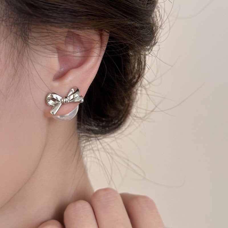 Pendientes elegantes de perlas con forma de lazo francés vintage con postes de acero chapado en oro para mujer
