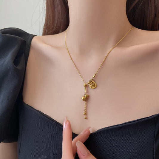Collar colgante de lujo con forma de calabaza y borlas en acero de titanio con chapado en oro para mujer