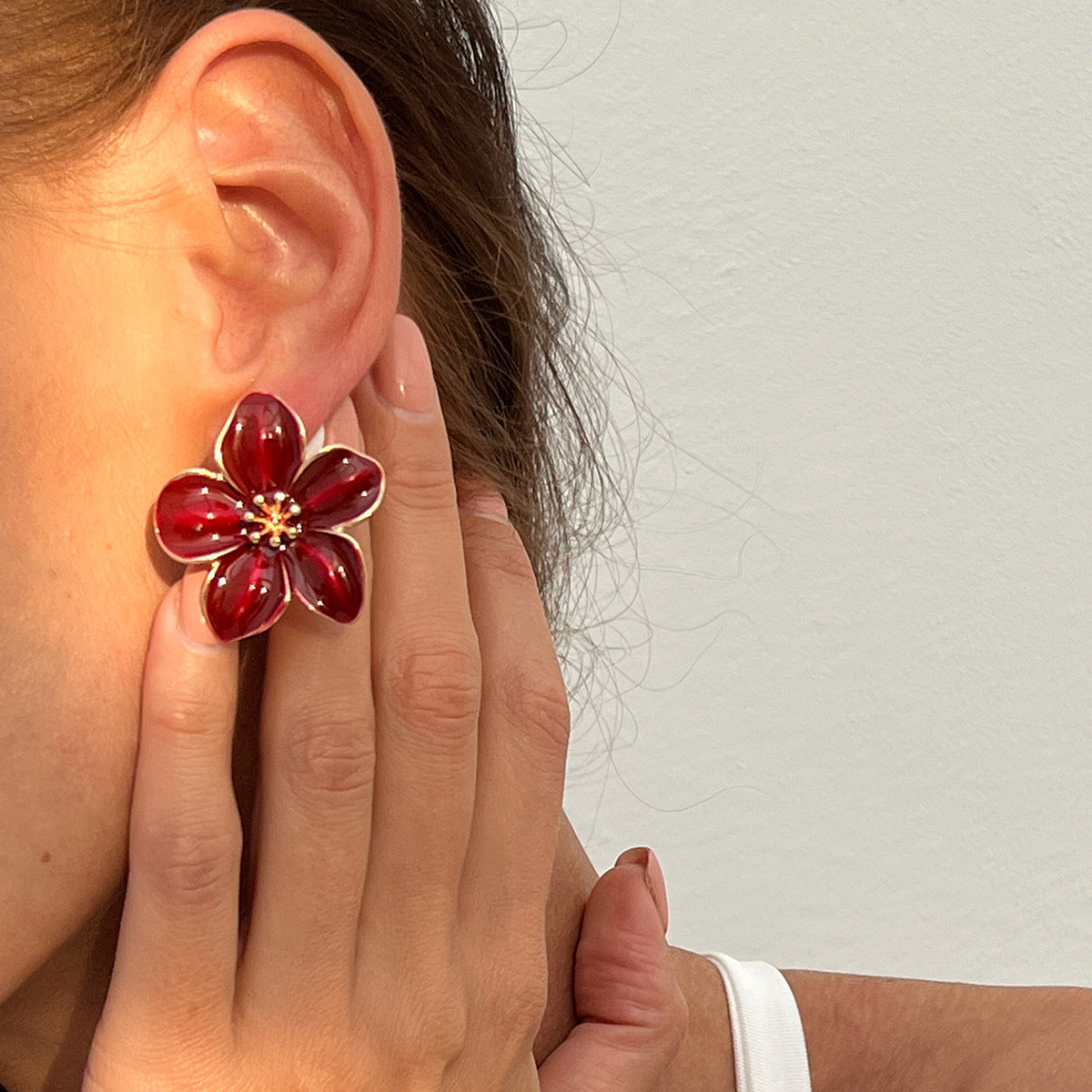 Orecchini a perno minimalisti floreali smaltati da donna con perni in acciaio inossidabile e design a petalo 3D