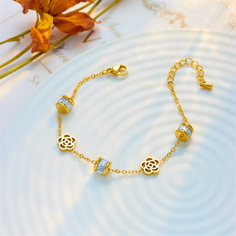 Pulsera minimalista de acero de titanio con diseño floral calado y acabado chapado para mujer