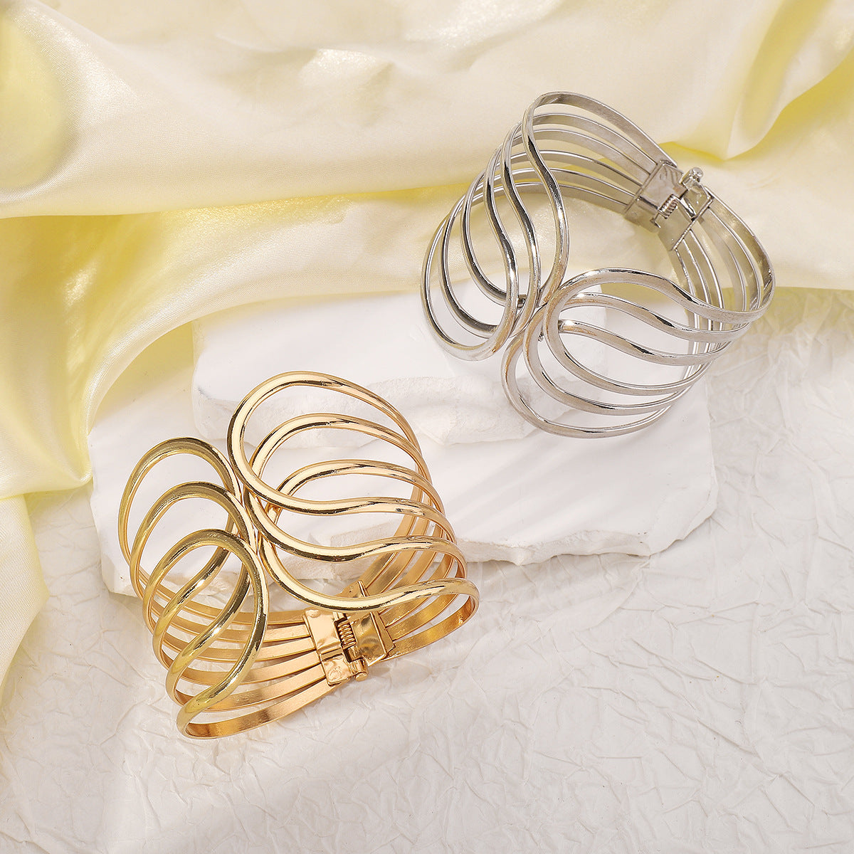 Pulsera geométrica vintage de aleación con acabado chapado, diseño de apertura de resorte para mujer