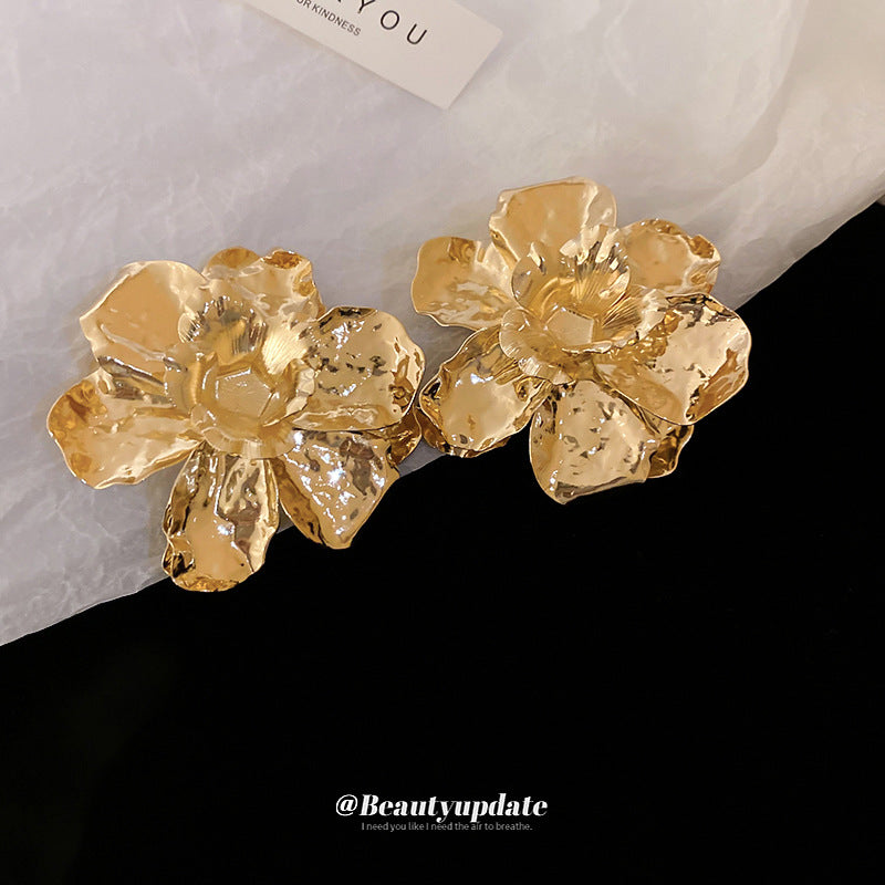 Orecchini a perno da donna in metallo con fiori esagerati e finitura placcata, design floreale plissettato 3D, gioielli alla moda e di lusso