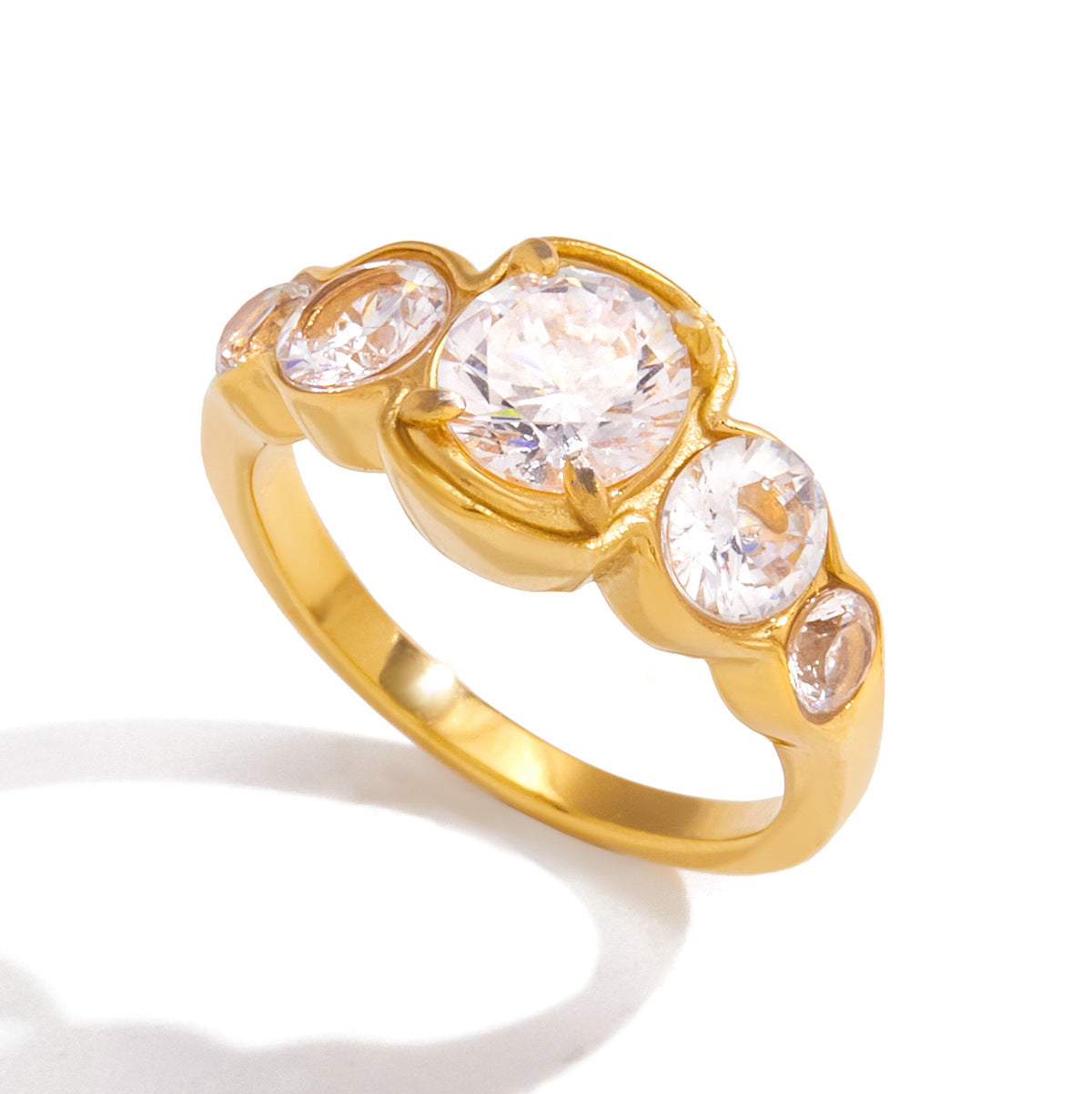 Anello da donna in acciaio inossidabile geometrico con accenti di zirconia placcato in oro 18 carati — Anello di lusso minimalista di tendenza