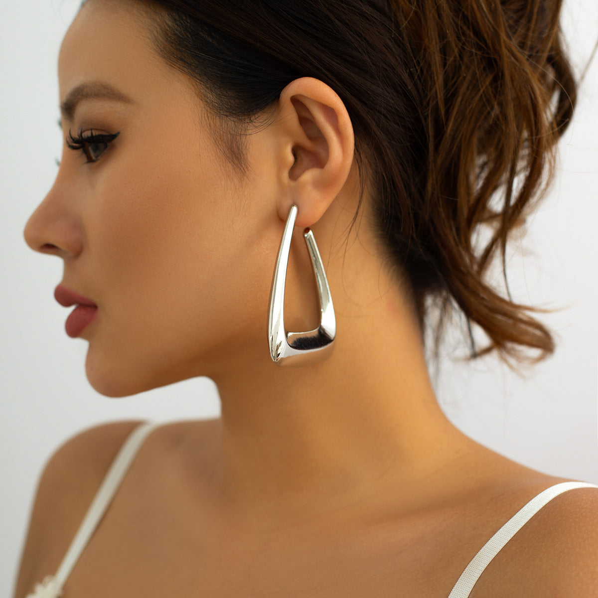 Pendientes de Metal Geométricos Plisados con Borlas Exageradas, Postes de Acero Inoxidable y Acabado Chapado para Mujer