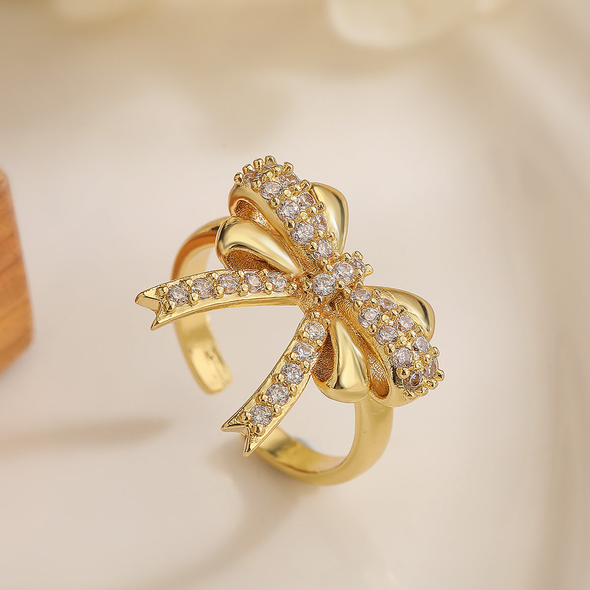 Anello da donna minimalista a forma di fiocco in rame placcato oro 18 carati con intarsio di zirconi