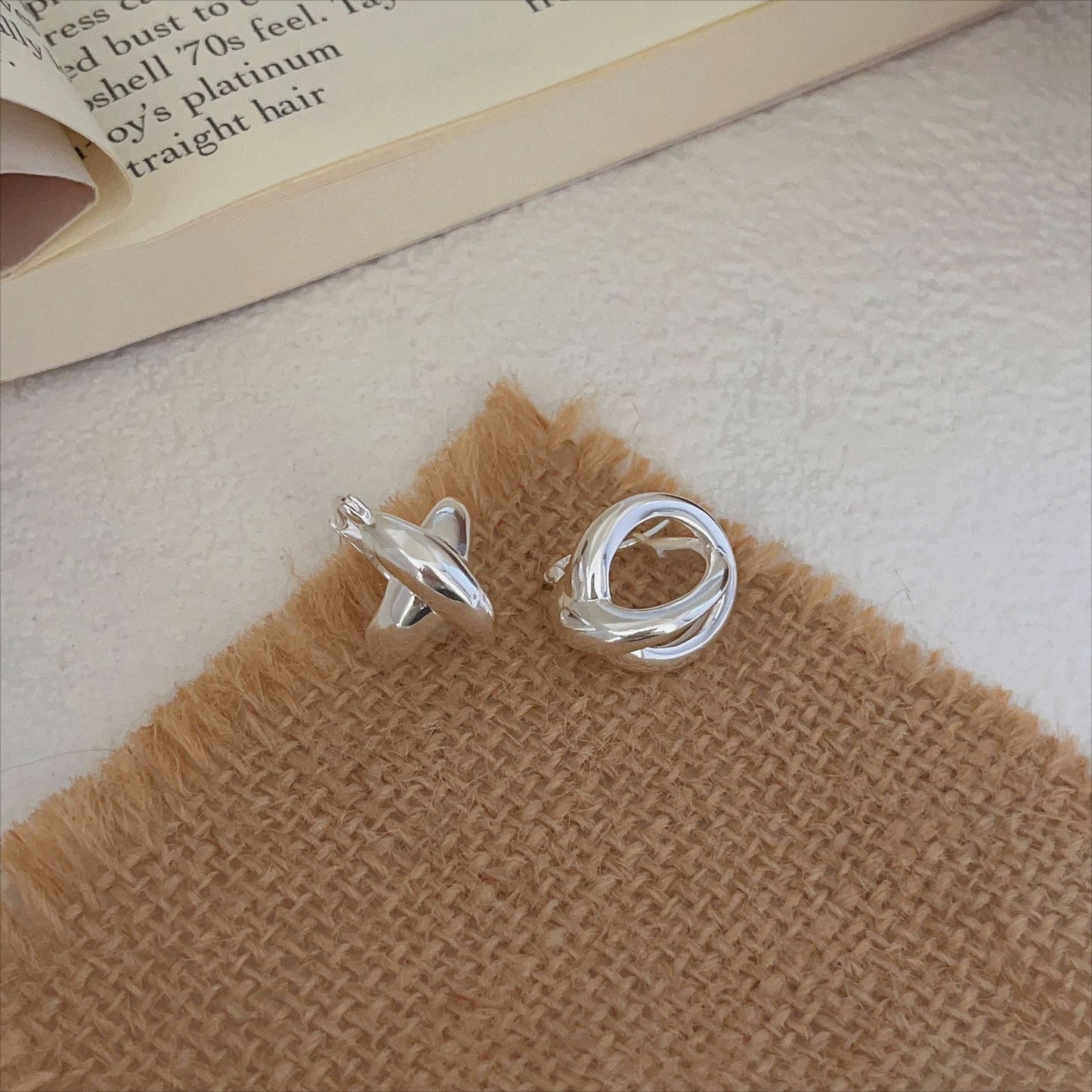 Pendientes geométricos minimalistas coreanos de líneas cruzadas para mujer en plata de ley 925 con acabado chapado