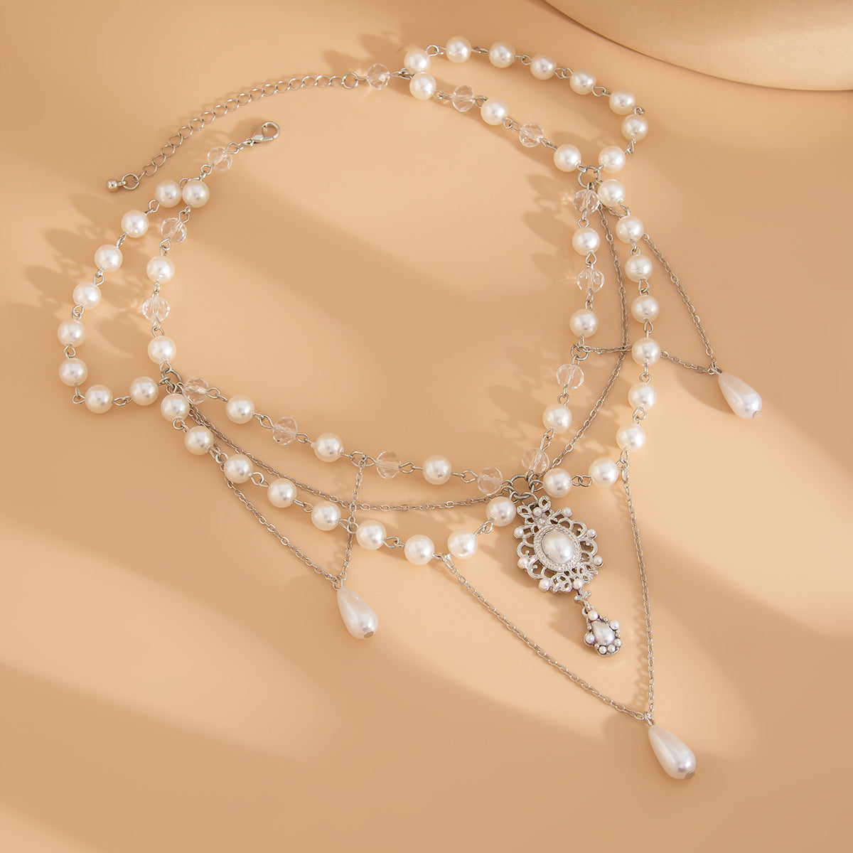 Collana con pendente Drip Drop dolce e grintosa con nappe in perle d'imitazione e lega, elettroplaccata, stile fresco e femminile