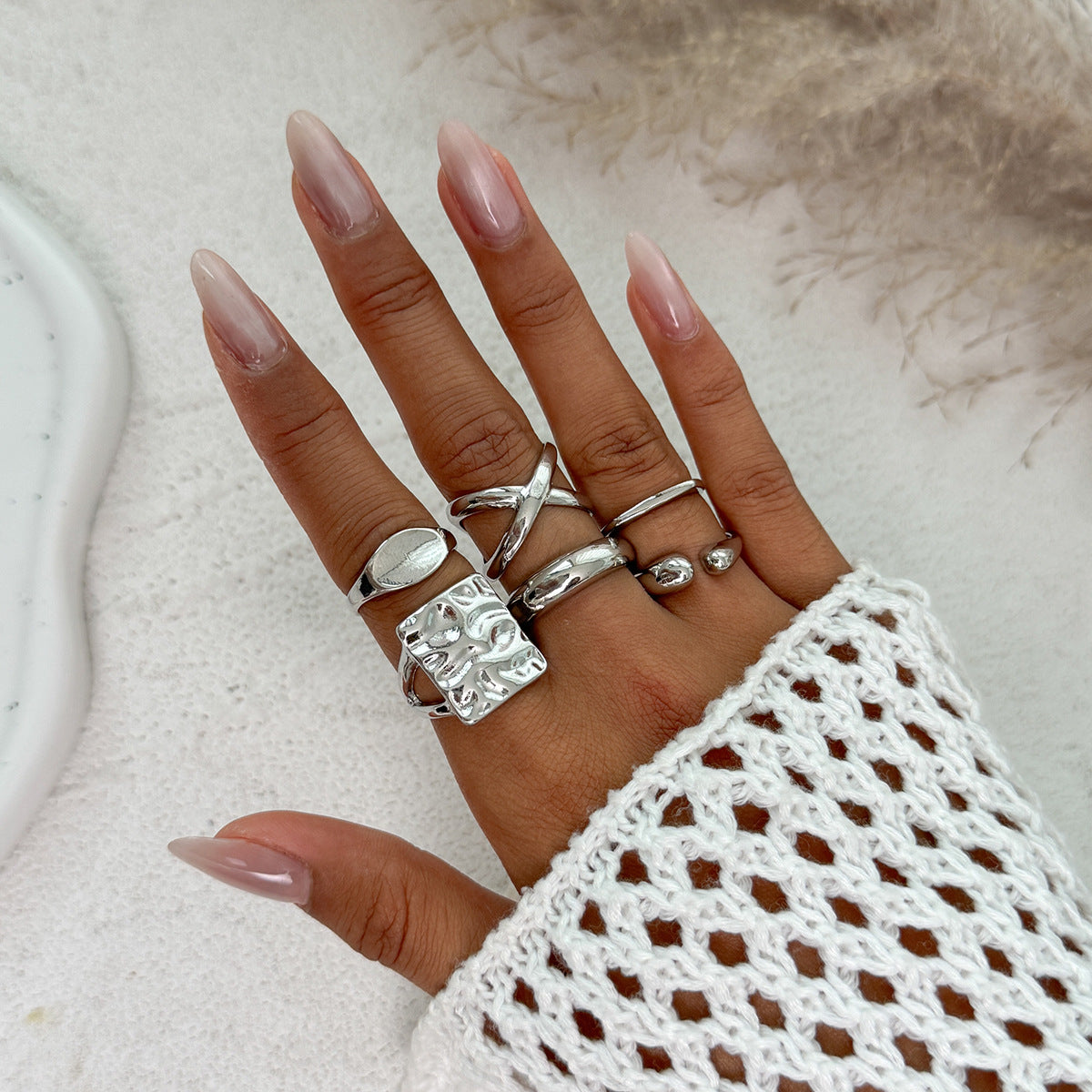 Juego de anillos geométricos minimalistas de aleación para mujer con acabado chapado, textura de arrugas líquidas y diseño apilable.
