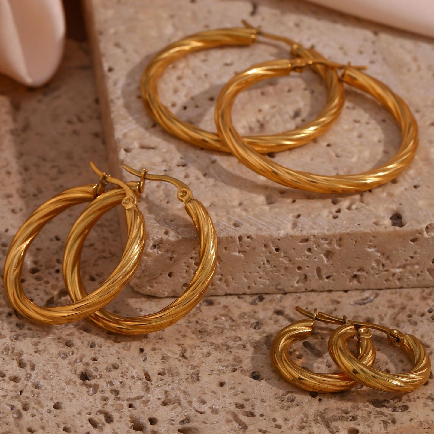 Pendientes de aro con forma de C, de acero inoxidable chapado en oro de 18 quilates, diseño geométrico de lujo minimalista para mujer
