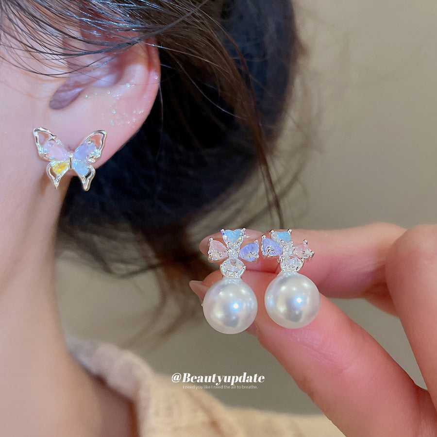Orecchini a perno da donna minimalisti ed eleganti con fiori, perle e zirconi, con perni in acciaio inossidabile e finitura di lusso