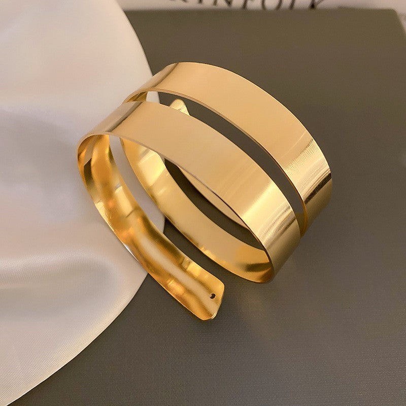 Pulsera Cóncava Irregular Minimalista para Mujer en Aleación de Latón con Acabado Galvánico