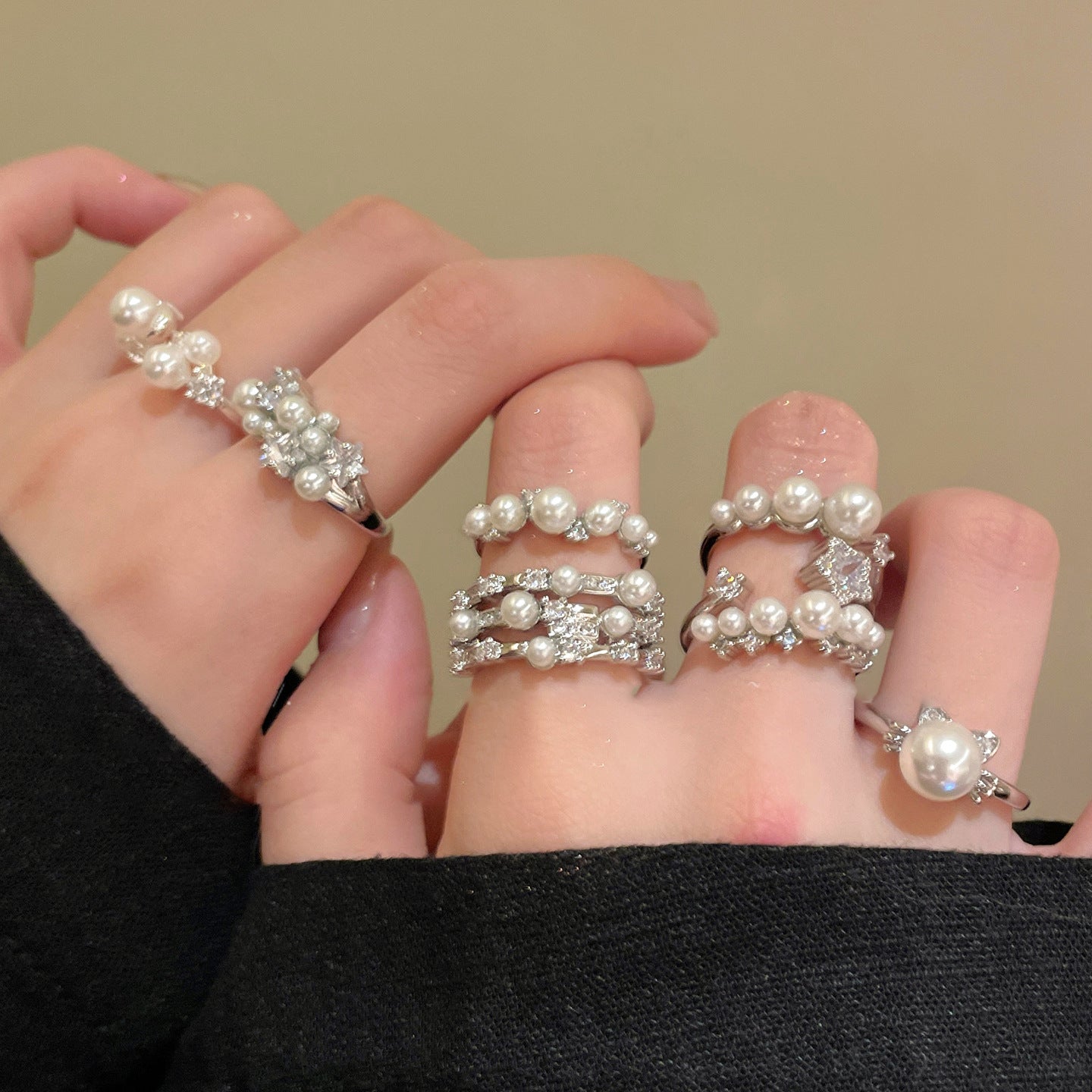 Anello Regolabile Minimalista da Donna con Zirconi e Perle, Finitura Placcata, Design Geometrico, Accessorio di Moda Elegante