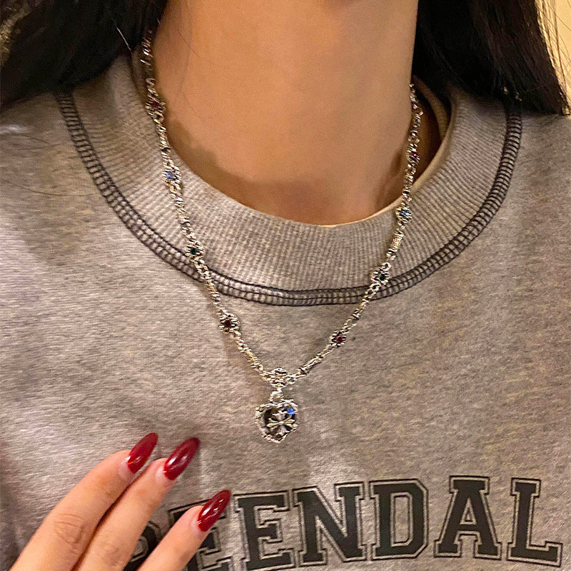 Collana a forma di cuore con strass intarsiati, dolce e audace, per donna, catena alla clavicola alla moda con ciondolo in lega