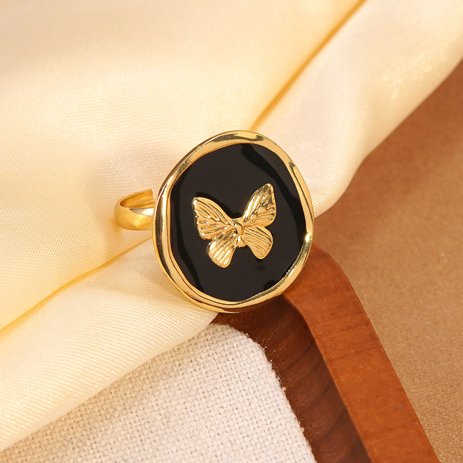 Anello Tondo in Acciaio Inossidabile con Farfalla Geometrica e Goccia Dolce