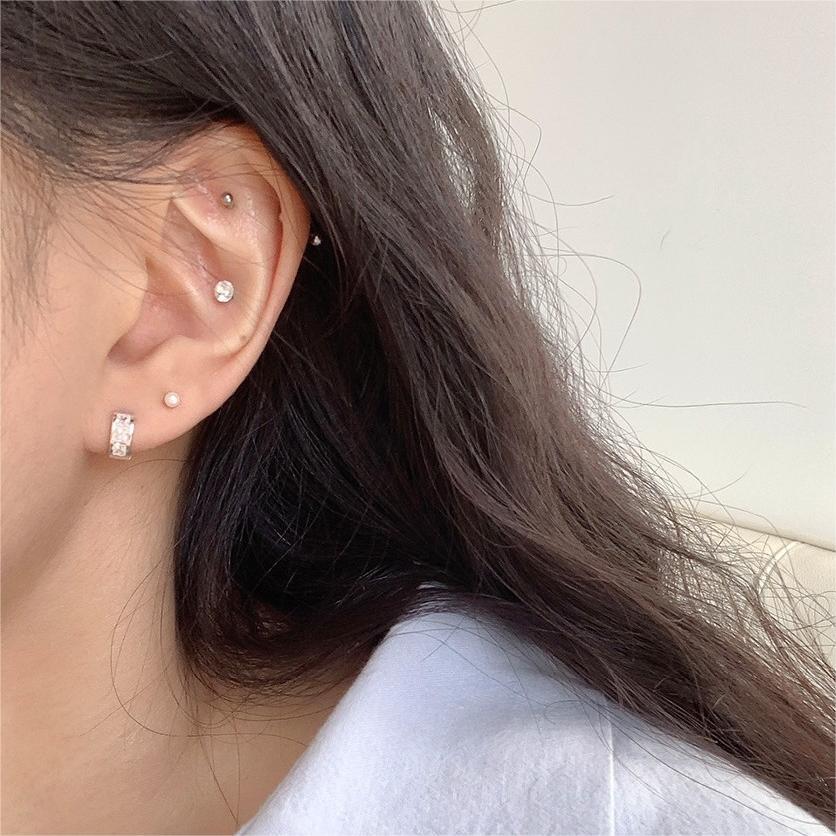 Pendientes Minimalistas de Tuerca con Zirconia Cúbica Cuadrada en Plata de Ley 925 con Baño Metálico