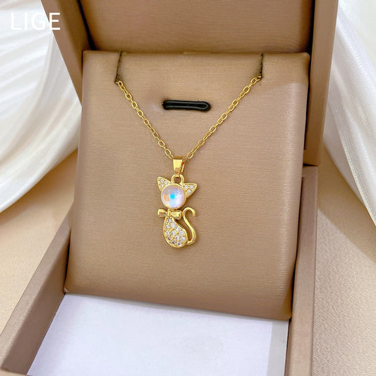 Collar con colgante de gato minimalista de acero de titanio con detalles de circonita cúbica, diseño geométrico, cadena de medallón ligera para mujeres y hombres