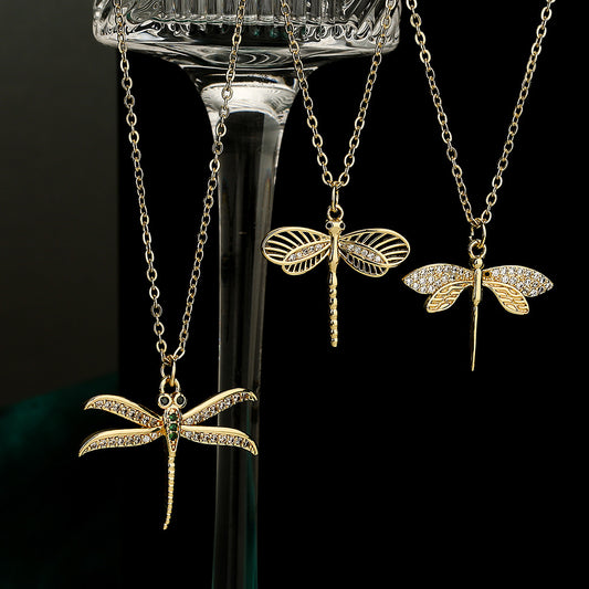 Collar con colgante de libélula minimalista para mujer en cobre con baño de oro de 18 quilates e incrustaciones de circonitas