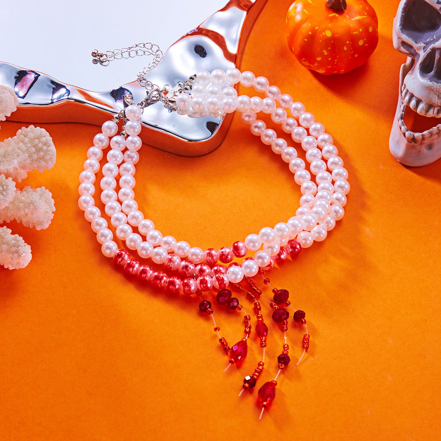 Collar gótico oscuro de Halloween con borla de gota de sangre, perlas multicapa y colgante de diamantes de imitación en cadena de perlas