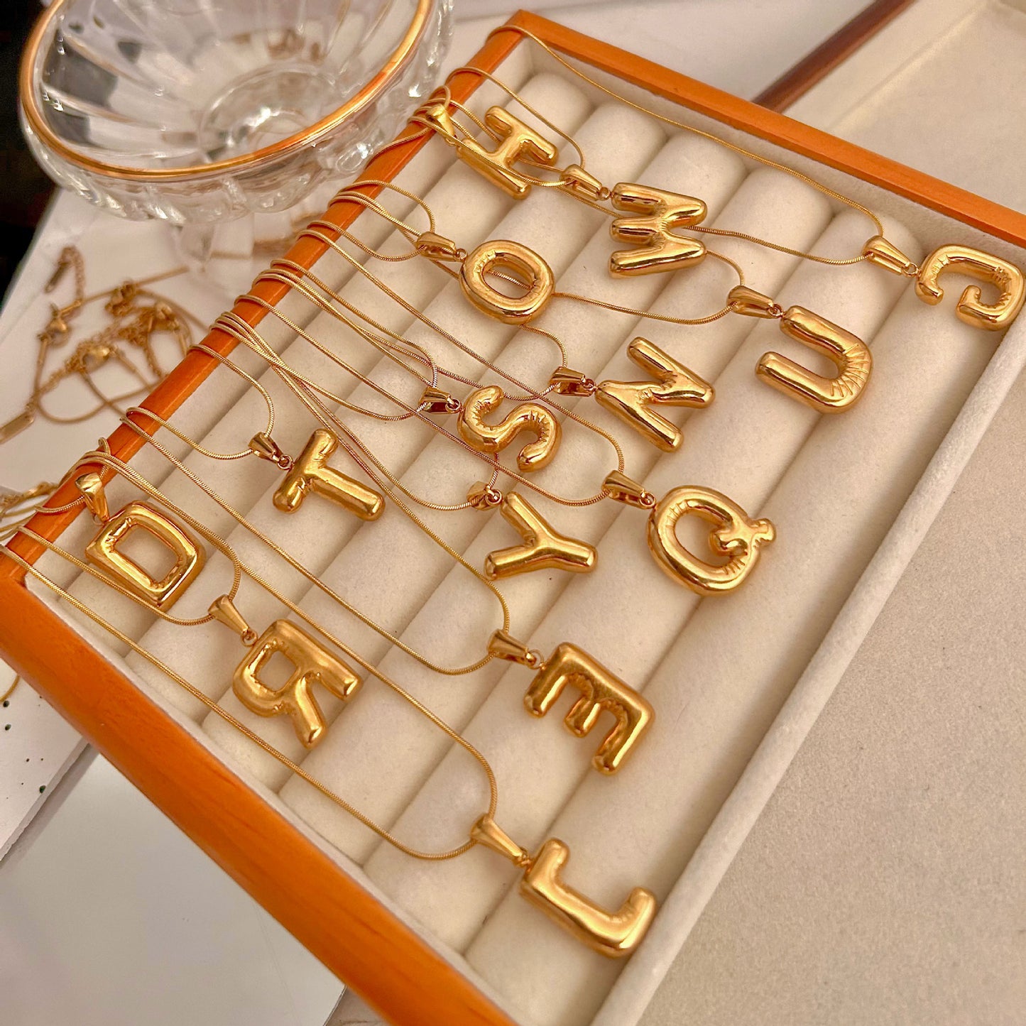 Collana con Pendente Rotondo Minimalista con Lettera per Donna e Uomo Acciaio Inossidabile con Placcatura in Oro 18K Design Geometrico Lucidato Ispirato ai Palloncini