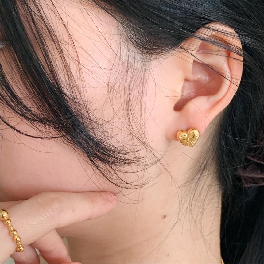 Orecchini a perno minimalisti a forma di cuore con fiocco in argento Sterling 925 placcato