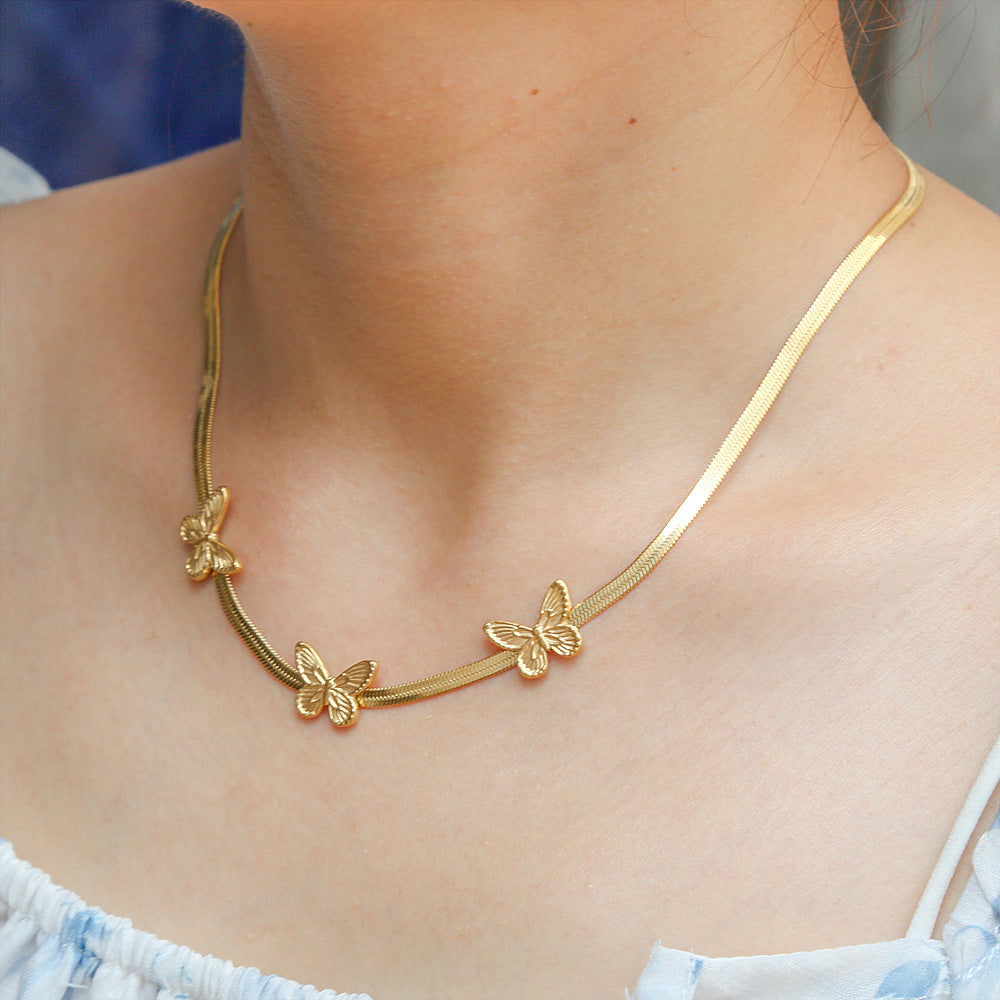 Collana Minimalista con Ciondolo a Farfalla in Acciaio al Titanio Placcato Oro su Catenina Snake per Donna