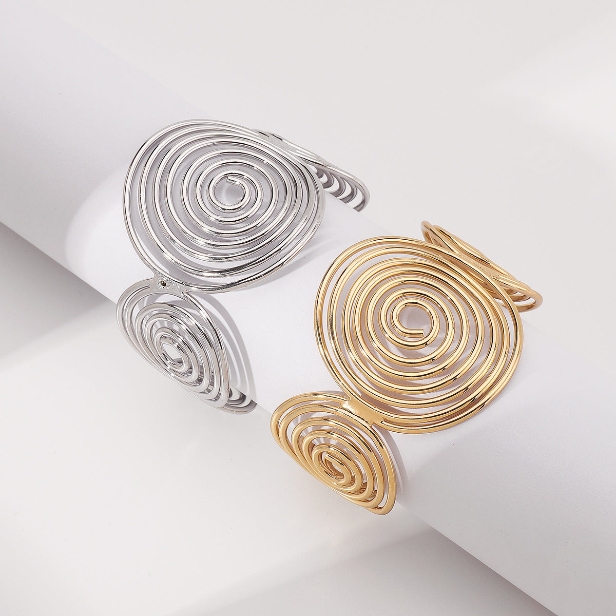 Bracciale a spirale geometrica in ferro con finitura galvanica per donna