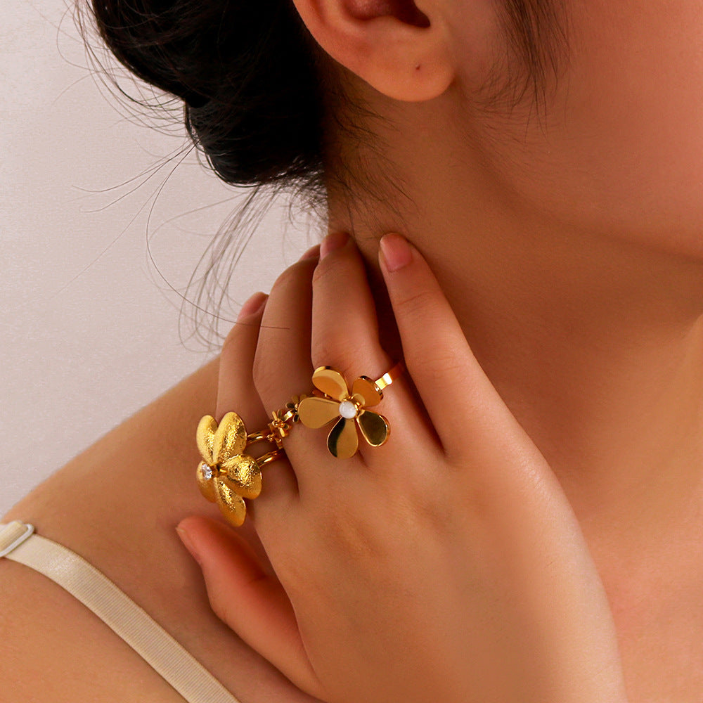 Anello da donna minimalista a forma di fiore in acciaio inossidabile con intarsio di strass e fascia regolabile