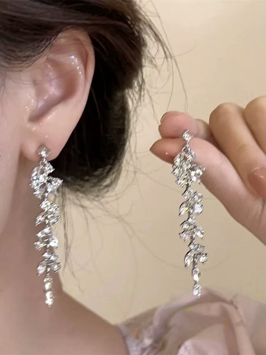 Orecchini pendenti con nappe geometriche minimaliste con intarsi di strass in rame placcato e perni in argento sterling 925 da donna
