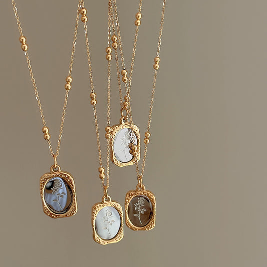 Collar con colgante de espejo de acero titanio grabado de estilo francés vintage para mujer con dije cuadrado geométrico y chapado en oro rosa