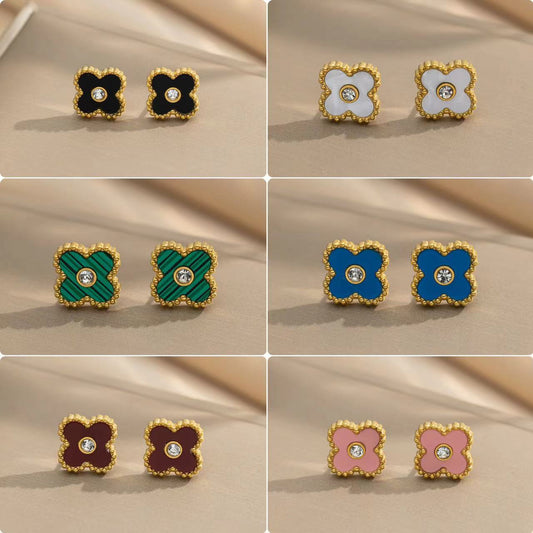 Pendientes de trébol de cuatro hojas de estilo bosque minimalista en acero de titanio con acabado chapado para mujer