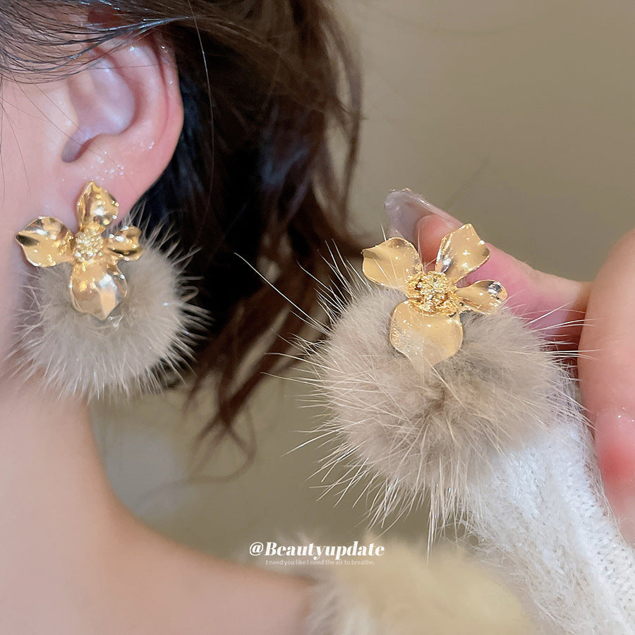 Elegantes pendientes de tuerca de acero chapado con colgante de flor y detalles de pompones suaves para mujer, joyería de lujo minimalista lista para la oficina