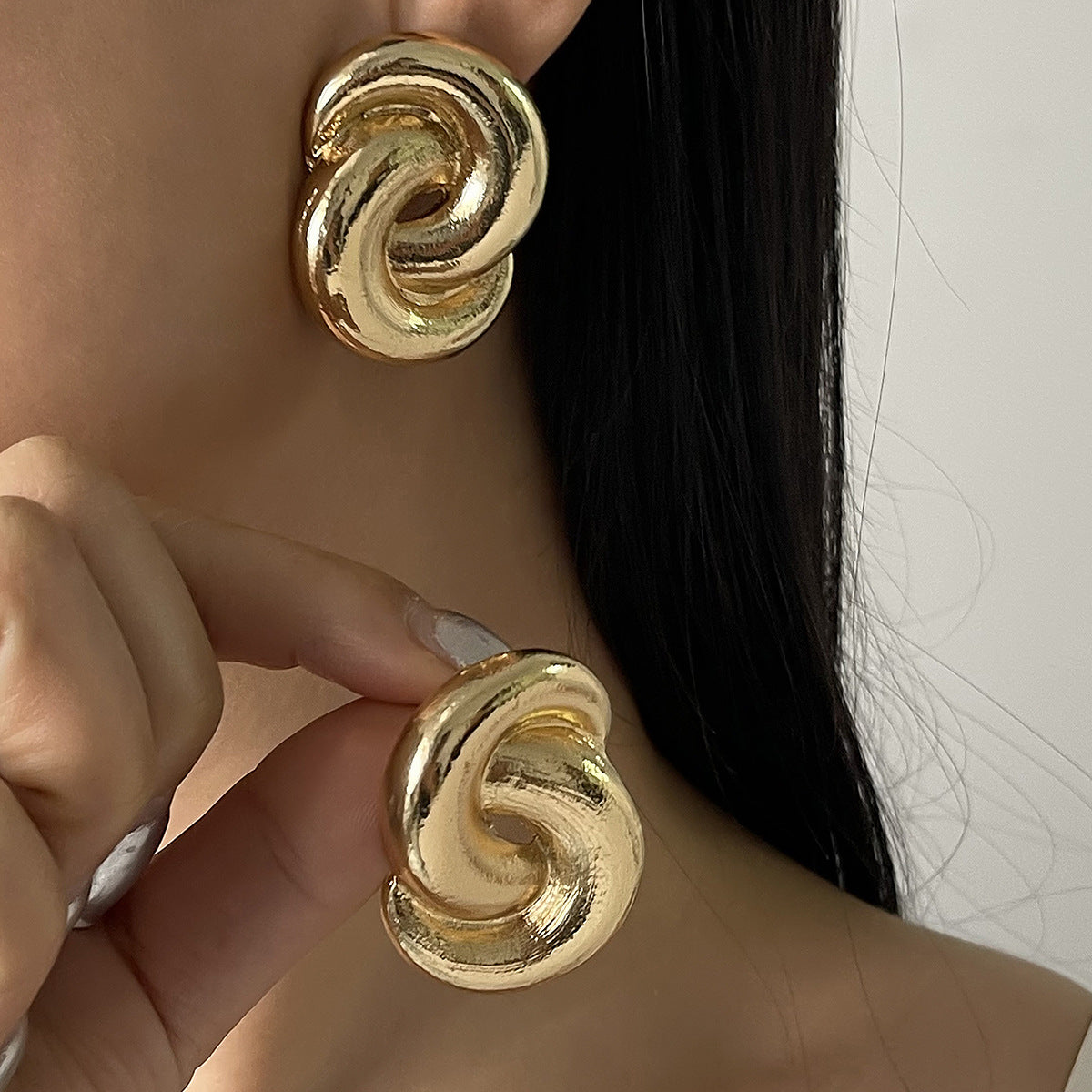 Aretes de tuerca con diseño geométrico de espiral minimalista de aleación con acabado enchapado para mujer