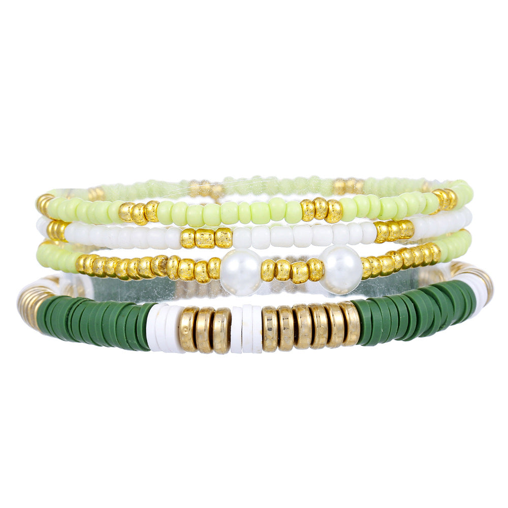 Set di bracciali impilabili bohémien con perle in argilla polimerica, forme geometriche e accenti di perle colorate da donna
