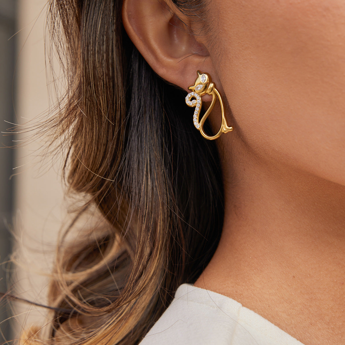 Orecchini a perno di lusso con gatto geometrico, placcati oro 18K, in acciaio inossidabile, con intarsio di strass, gioielli alla moda da donna