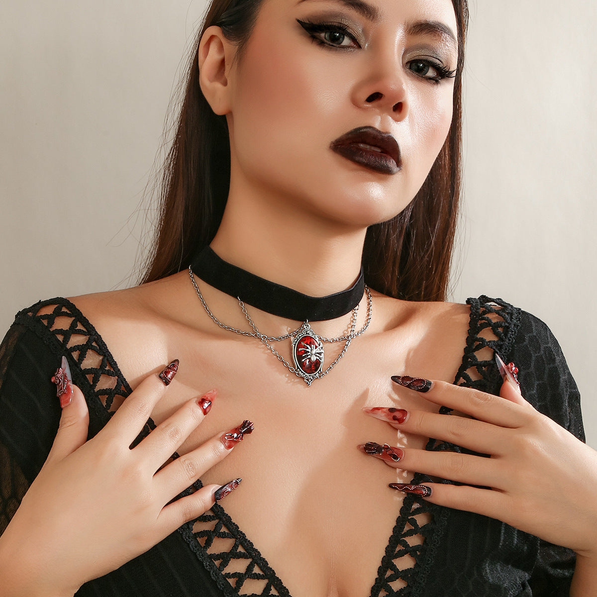 Gargantilla gótica de aleación negra con colgante de araña y diseño de cadena O para mujer