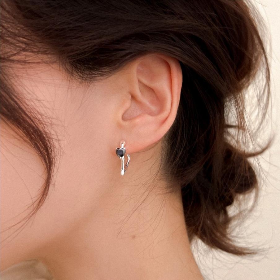 Pendientes minimalistas de plata de ley 925 con forma de corazón, incrustaciones de pedrería negra y detalles de perlas para mujer