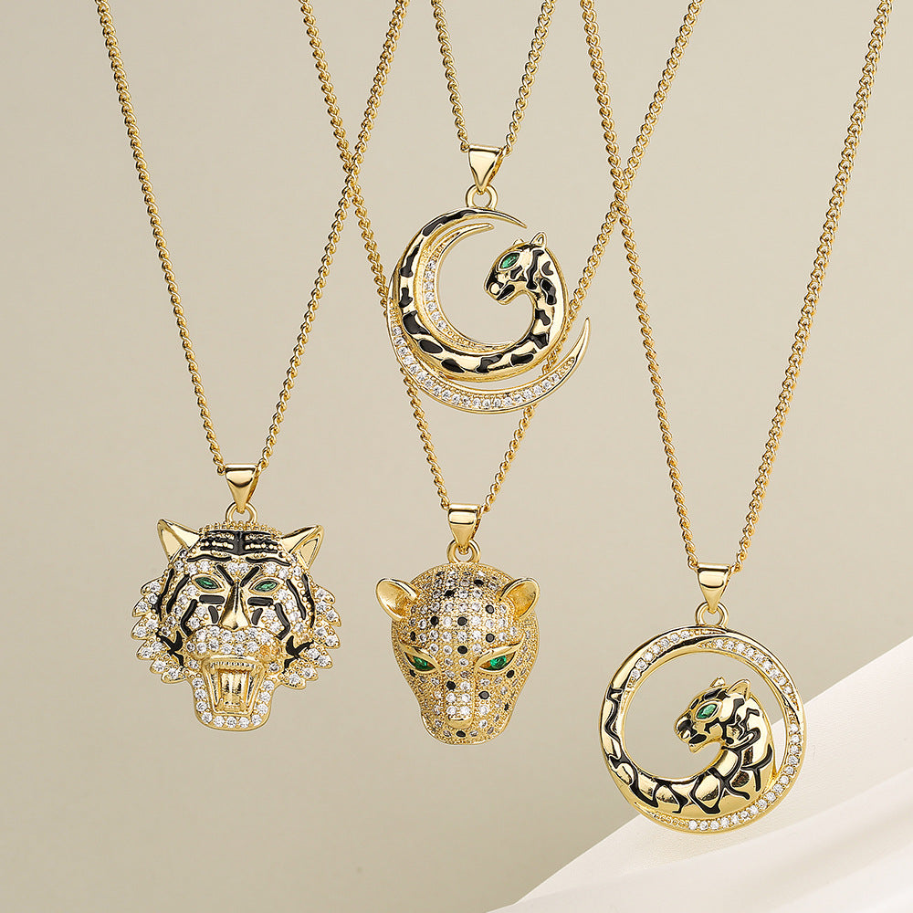 Collana con pendente a testa di leopardo in stile hip hop da donna con base in rame e placcatura in oro vero con accenti di strass