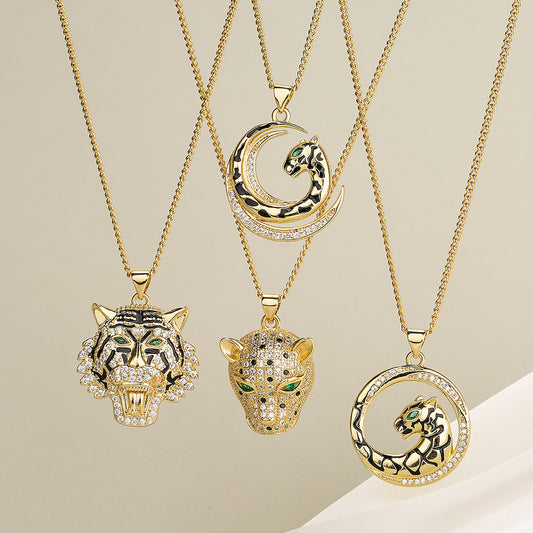 Collana con pendente a testa di leopardo in stile hip hop da donna con base in rame e placcatura in oro vero con accenti di strass